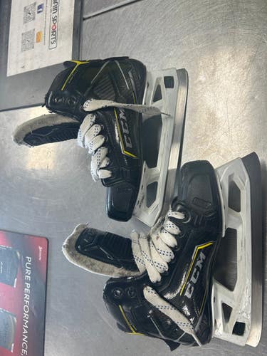 Used CCM SUPERTACKS 9370 Junior Hockey Skate Junior 05 11849-S000029532