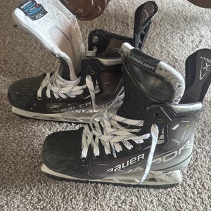 Bauer Vapor Hyperlite Hockey Skates Regular Width  9.5 (Used)