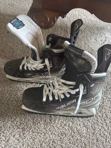 Bauer Vapor Hyperlite Hockey Skates Regular Width  9.5 (Used)