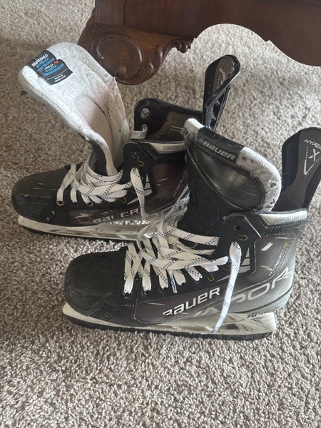 Bauer Vapor Hyperlite Hockey Skates Regular Width  9.5 (Used)
