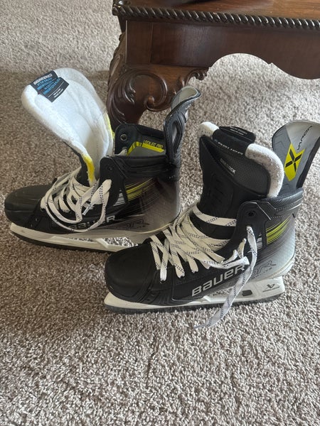 Bauer Vapor Hyperlite 2 Hockey Skates Regular Width 9.5 (New)