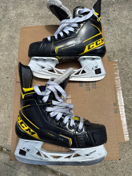 CCM Super Tacks 9380 Hockey Skates Regular Width  Size 2.5 (Used)