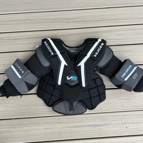 Medium / Large Vaughn Velocity V9 Youth Goalie Chest Protector (Used)