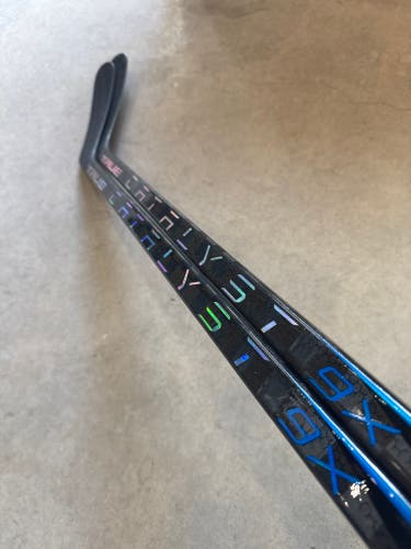 80 Flex P28 Senior True catalyst 9x Right Hand Hockey Stick Pro Stock (New)