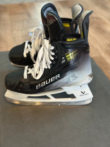 Bauer Vapor Hyperlite 2 Hockey Skates Regular Width Size  9 Fit 2(Used)