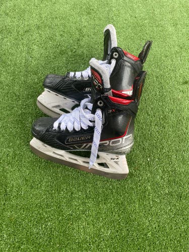Bauer Vapor 3X Hockey Skates Regular Width Size 5 (Used)