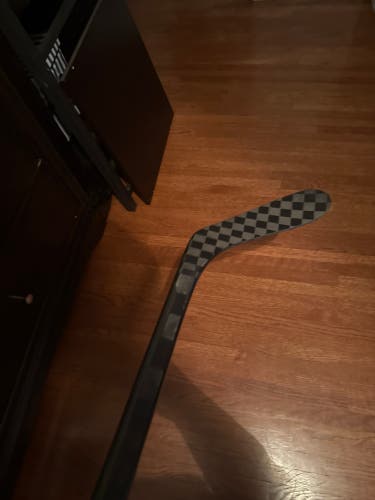 Intermediate Bauer Nexus Tracer Right Handed Hockey Stick P28 (New)
