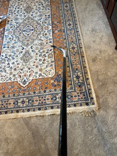 Senior Bauer Vapor Hyperlite 2 Right Handed Hockey Stick P28  (Used)