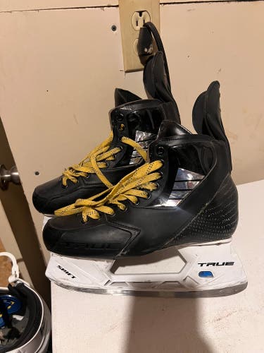 True Pro Custom Hockey Skates 9 (Used)