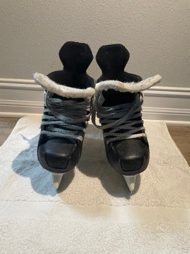 2023 Bauer Supreme 140 Hockey Skates Regular Width Size 5 (Used)