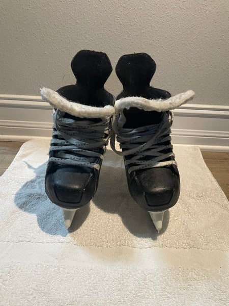 2023 Bauer Supreme 140 Hockey Skates Regular Width Size 5 (Used)