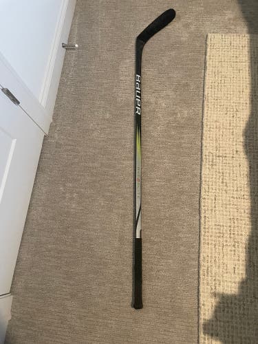 Intermediate Bauer Vapor Hyperlite 2 Right Handed Hockey Stick P28 (Used)