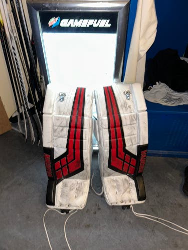 32"  Vaughn Goalie Leg Pads Pro Stock (Used)
