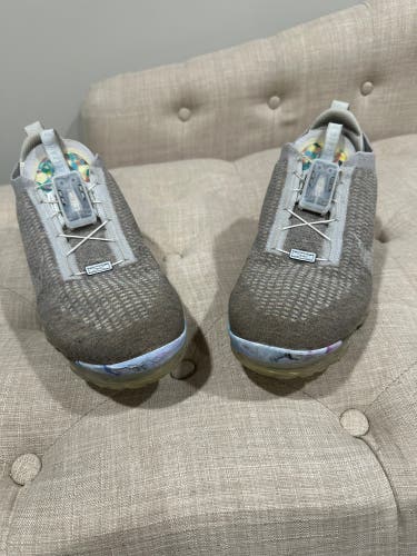 White Men's Adult Size M 10.0 (W 11.0) Nike Shoes (Used)