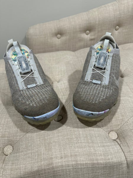 White Men's Adult Size M 10.0 (W 11.0) Nike Shoes (Used)