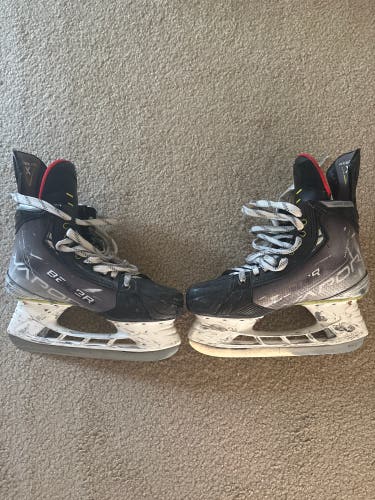 Bauer Vapor Hyperlite Hockey Skates Regular Width Size 6.5 (Used)
