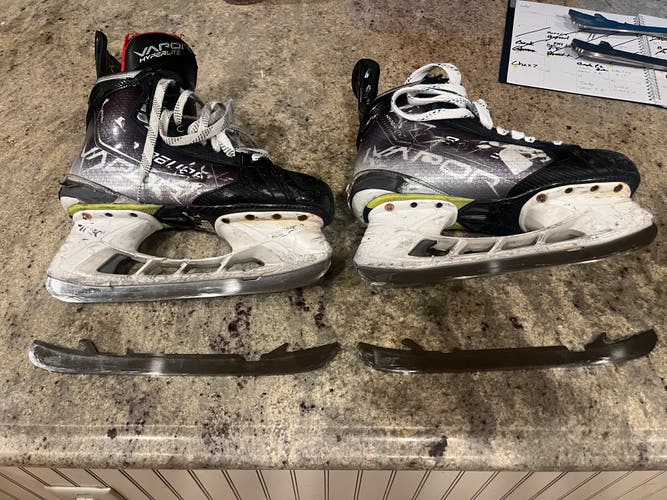 Hyper lite 1 hockey skates size 7 with 2 sets of blade tech flex hockey blades