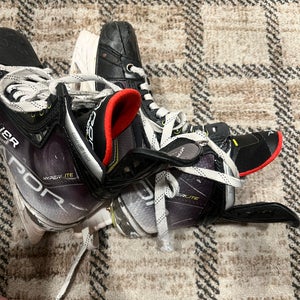 Bauer Vapor Hyperlite Hockey Skates Regular Width  9.5 (Used)