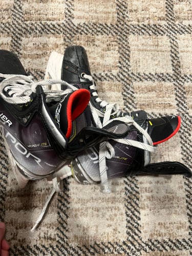 Bauer Vapor Hyperlite Hockey Skates Regular Width 9.5 (Used)
