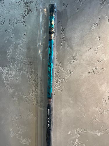 Senior Bauer Twitch Right Handed Hockey Stick P28 (New)