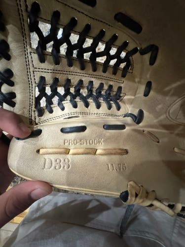 Wilson RH Infield A2000 Baseball Glove 11.75" (Used)
