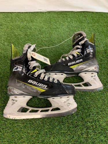 Junior Bauer Vapor X4 Hockey Skates Regular Width Size 3.5 (Used)