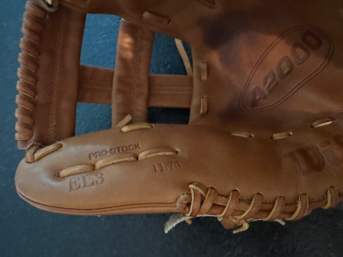 Wilson RH Infield A2000 Baseball Glove 11.75" (Used)
