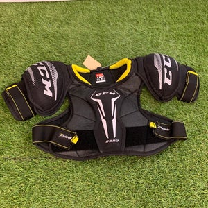 Large Junior CCM Tacks 9550 Shoulder Pads (Used)