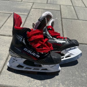 2024 Bauer Vapor 4 Hockey Skates Regular Width Size 4 (Used)