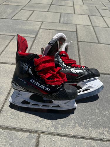 2024 Bauer Vapor 4 Hockey Skates Regular Width Size 4 (Used)