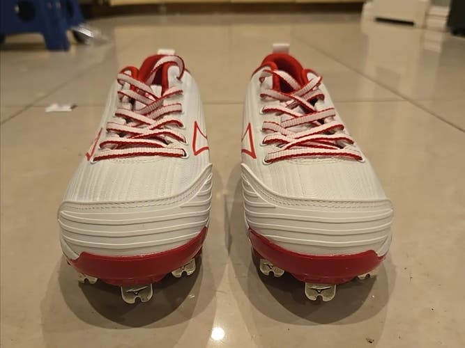 White Women's Size M 5.5 (W 6.5) Mizuno Low Top Metal (New)