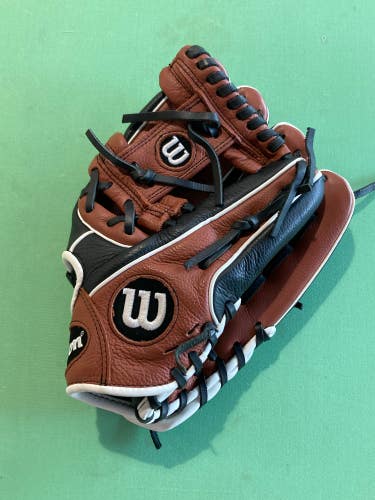 Used Wilson A550 Right Hand Throw Baseball Glove 11.5"