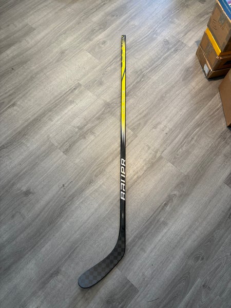 Lightly Used Senior Bauer Hyperlite 2 Right Handed Druskinis Hockey Stick P28 Pro Stock (Used)