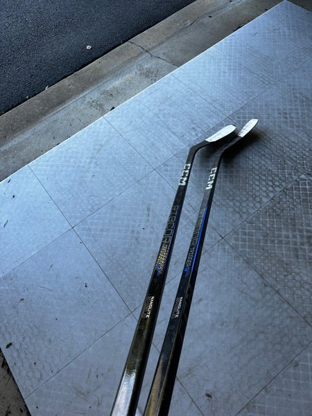 2 CCM Trigger 9 Pro Hockey Sticks R 50 Flex P88