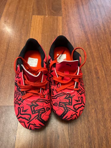Red Kids Size M 10.0 (W 11.0) Puma Molded Cleats Cleats (Used)