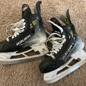 Intermediate Bauer Vapor Hyperlite 2 Hockey Skates Size 4.5 Fit 3