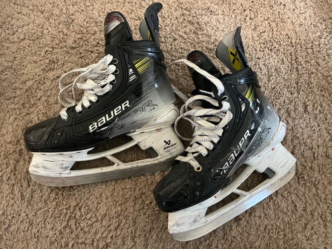 Intermediate Bauer Vapor Hyperlite 2 Hockey Skates Size 4.5 Fit 3