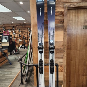2023 180 cm Atomic Maverick Skis With Bindings (Used)
