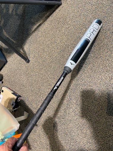 White Mizuno CRBN Pro Composite Softball Bat (-11) Composite 20 oz 31" (Used)