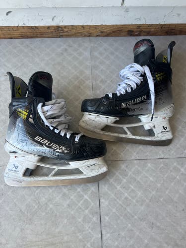 2024 Bauer Vapor Hyperlite 2 Hockey Skates Regular Width   7 (Used)