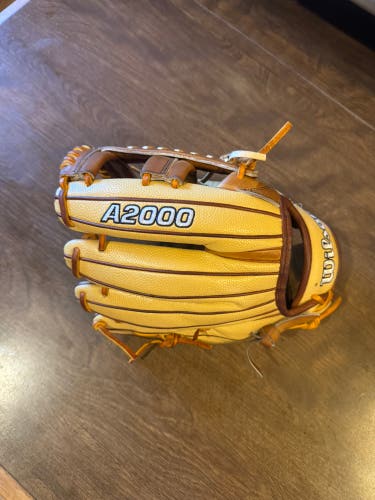 Wilson RH A2000 Baseball Glove (Used)