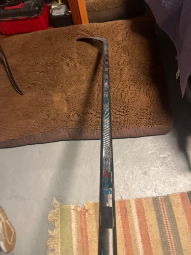 Senior CCM Vizion Right Handed Hockey Stick P28M  (Used)