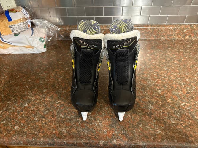 Bauer Supreme M40 Hockey Skates Regular Width Size 1.5 (Used)