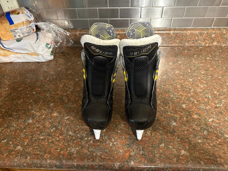 Bauer Supreme M40 Hockey Skates Regular Width Size 1.5 (Used)