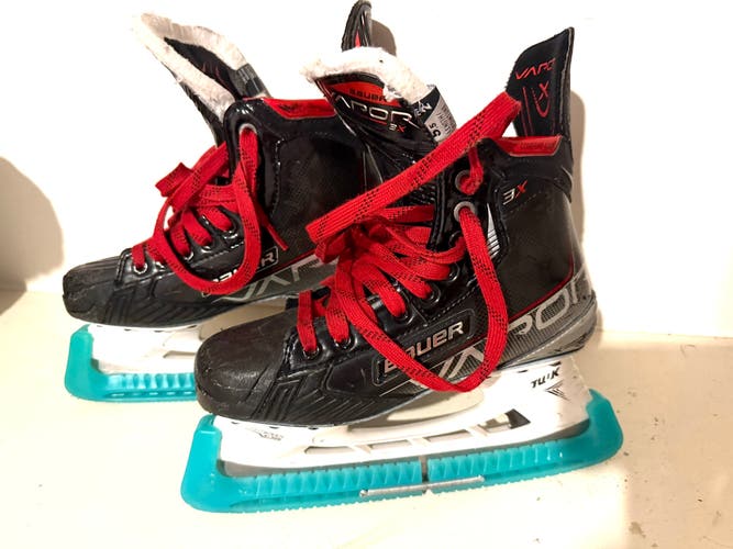Bauer Vapor Hockey Skates Size 5.5 (Used)