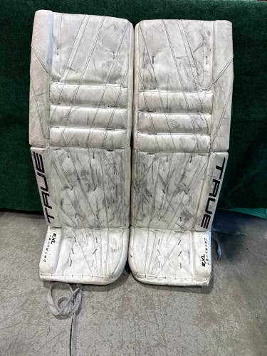White Intermediate True Catalyst 7X3 Goalie Leg Pads (Used) | 31" +2"