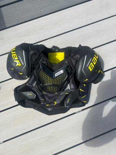 Medium Junior Bauer Supreme 3S Shoulder Pads (Used)