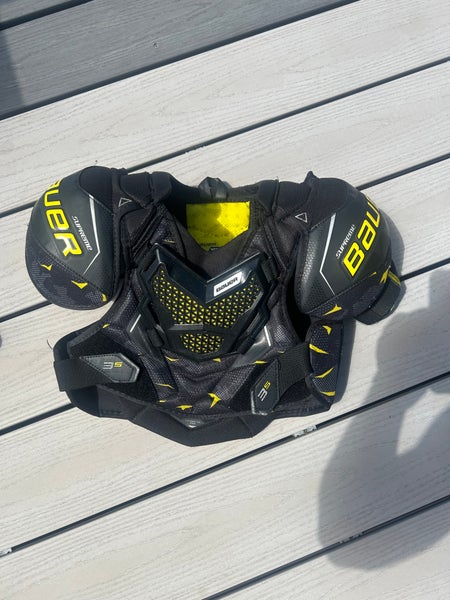 Medium Junior Bauer Supreme 3S Shoulder Pads (Used)