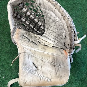 White Senior Bauer Vapor Hyperlite 2 Goalie Glove Regular (Used)
