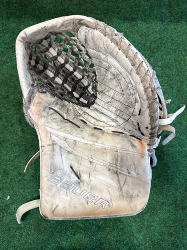 White Senior Bauer Vapor Hyperlite 2 Goalie Glove Regular (Used)